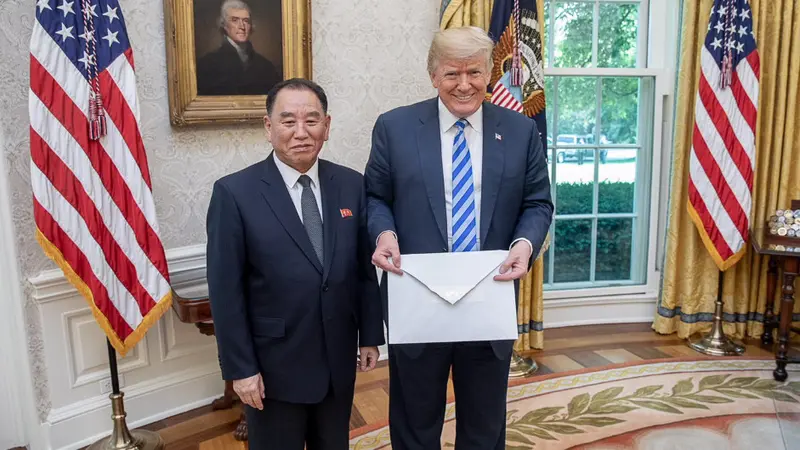 Utusan khusus Korea Utara, Kim Yong-chol bersama Presiden AS Donald Trump saat memegang amplop surat besar pemberian Chairman Kim Jong-un di Gedung Putih (1/6) (Dan Scavino / White House via Twitter / @Scavino45)