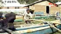 Ratusan nelayan di Serang, Banten, enggan melaut menyusul buruknya cuaca di sana. Mereka mengisi waktu di darat dengan memperbaiki perahu dan jaring. 