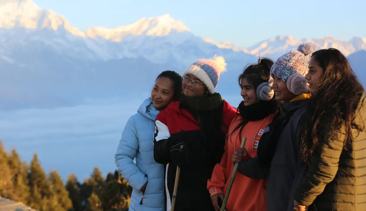 Sejumlah turis berfoto di Bukit Poon yang terletak di Distrik Myagdi, Nepal (15/2/2020). Bukit Poon, yang juga dikenal sebagai Poon Hill, merupakan sebuah lokasi di sepanjang rute pendakian di wilayah Annapurna yang populer di kalangan wisatawan. (Xinhua/Zhou Shengping)