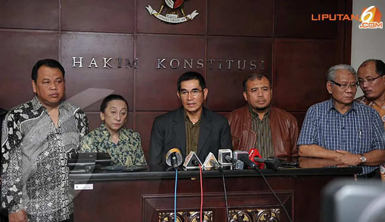 Hamdan Zoelva selaku Wakil Ketua MK (Tengah) bersama Hakim MK lainnya langsung menggelar konferensi pers di lantai 14 gedung MK Jakarta pada Kamis dini hari (03/10/13) (Liputan6.com/Helmi Fithriansyah)