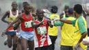 Peserta mengambil minum saat lomba lari Milo Jakarta International 2017 di kawasan Kuningan, Jakarta, Minggu (23/7/2017). Ajang lomba lari tersebut diikuti 15.000 peserta dengan kategori 5K, 10K dan Family Run 1,7K. (Bola.com/M Iqbal Ichsan)