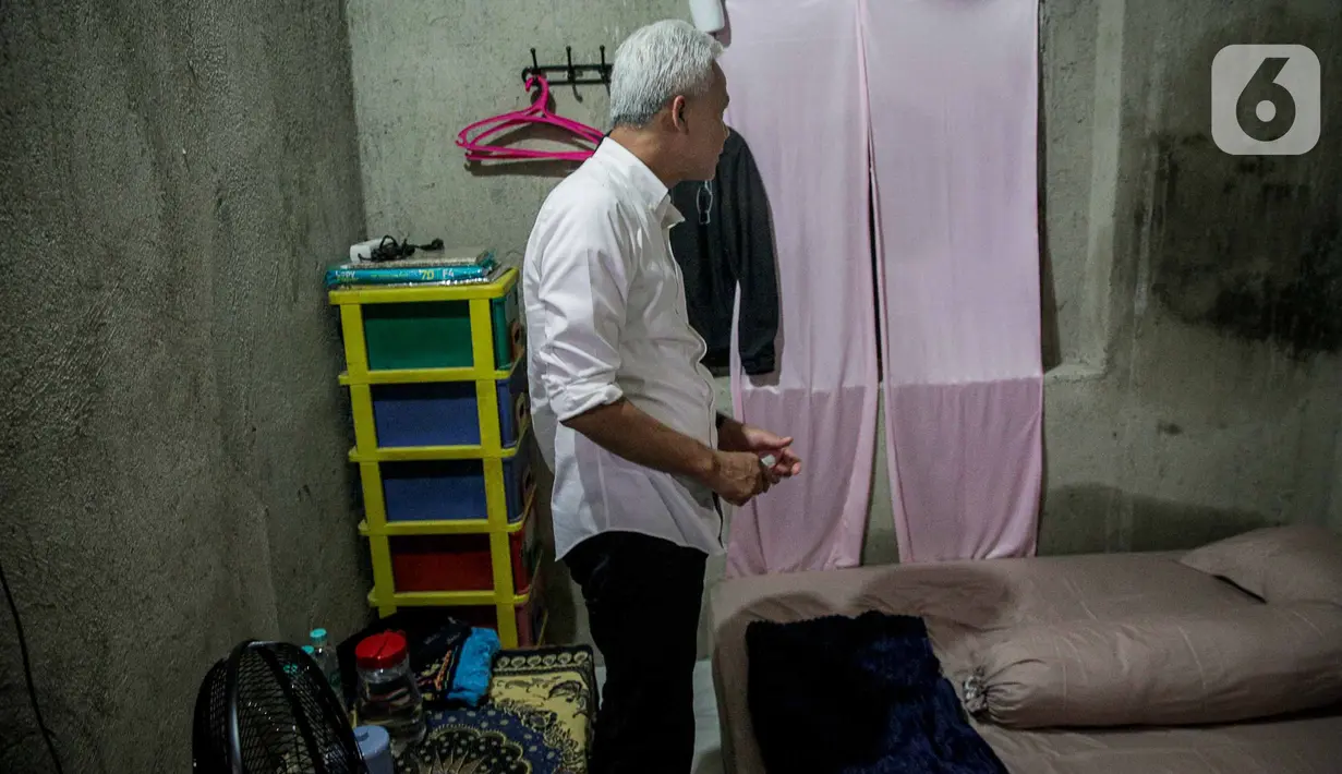 Setelah tiba di depan rumah Waidah, Ganjar sempat dijamu oleh warga yang sudah menggelar tikar di depan rumah tersebut. (Liputan6.com/Faizal Fanani)