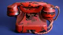 Di badan pesawat telepon kuno ini dicetak lambang Partai Nazi dan nama Adolf Hitler, Maryland, 17 Februari 2017. Telepon berwarna merah itu ditemukan pasukan Uni Soviet saat menyerbut bunker Adolf Hitler di Berlin pada 1945. (AP Photo/Patrick Semansky)