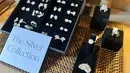 Secara khusus Tulola meluncurkan Silver Collection dengan beragam pilihan aksesori yang memikat. Dalam balutan material sterling silver, menjadi opsi yang apik untuk dipadankan dengan busana raya. [Foto dok : Fimela.com.]