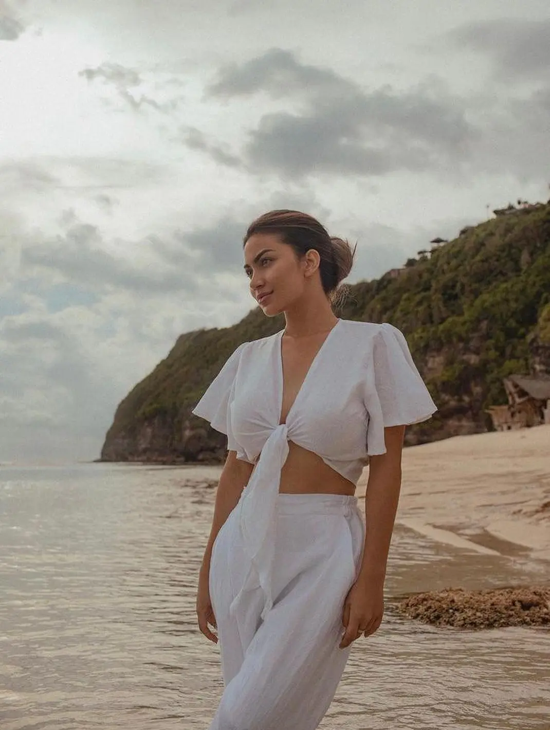 8 Potret Ootd Ke Pantai Ala Ariel Tatum Tanpa Bikini Tetap Stylish