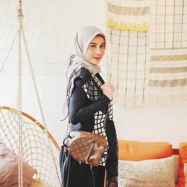 Potret Awkarin kenakan hijab