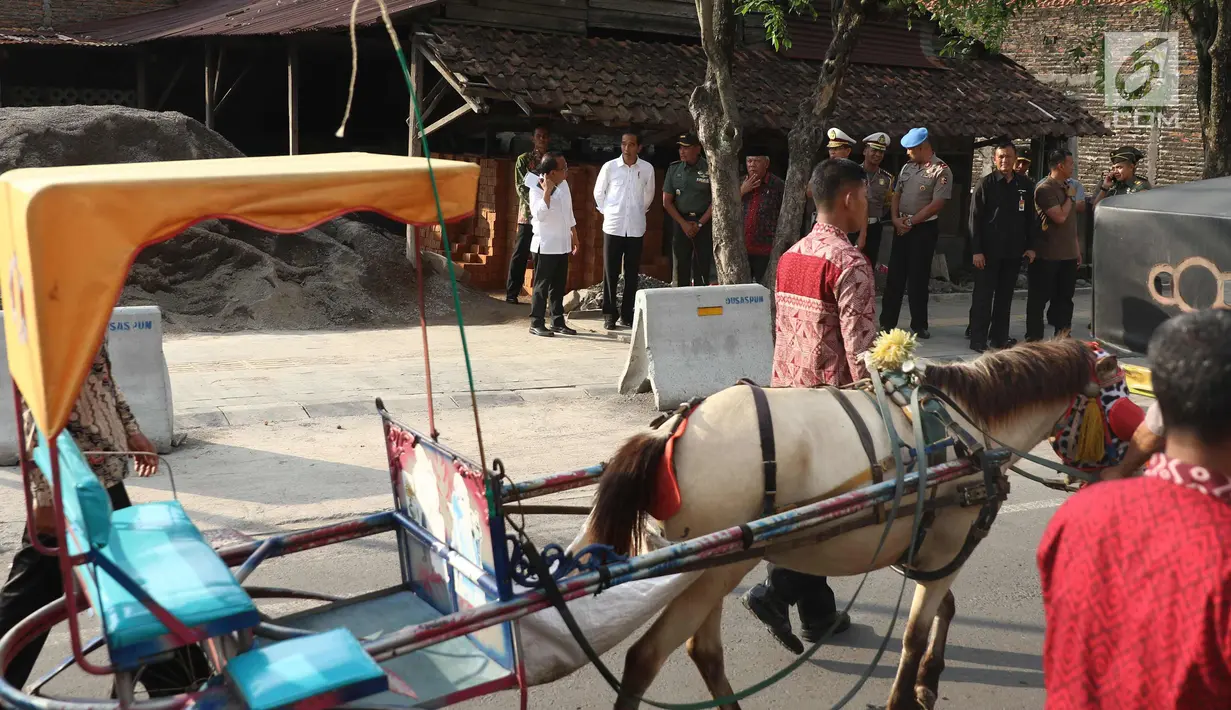 Presiden Joko Widodo memantau persiapan simulasi kirab kereta pembawa mempelai pengantin Kahiyang-Bobby di Solo, Senin (6/11). Pernikahan putri Presiden Joko Widodo tersebut akan berlangsung pada Rabu (8/11) esok. (Liputan6.com/Angga Yuniar)