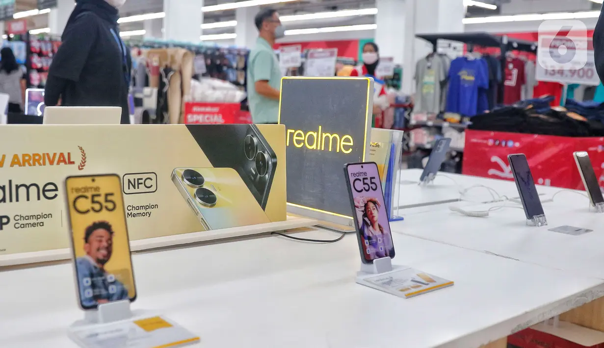 Pramuniaga melintas dekat deretan smartphone atau ponsel pintar yang dipajang di salah satu pusat perbelanjaan di kawasan Tangerang, Selasa (14/3/2023). Pasar smartphone tahun ini masih akan stagnan disebabkan oleh produsen smartphone yang berhadapan dengan inflasi, pergerakan nilai tukar kurs, ketegangan geopolitik, dan kebijakan moneter. (Liputan6.com/Angga Yuniar)
