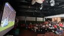 <p>Suasana Roaring Night Manchester City vs Manchester United di Babahramu Dine &amp; Bar, Episode Hotel, Gading Serpong, Tangerang, Minggu (3/3/2024). (Bola.com/M Iqbal Ichsan)</p>