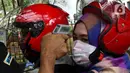Penumpang sepeda motor menjalani pengecekan suhu tubuh saat akan masuk Kompleks Parlemen di Senayan, Jakarta, Kamis (5/3/2020). Pengecekan dilakukan sebagai tindakan preventif terkait penyebaran virus corona (COVID-19) setelah dua WNI dinyatakan positif terinfeksi. (Liputan6.com/Johan Tallo)
