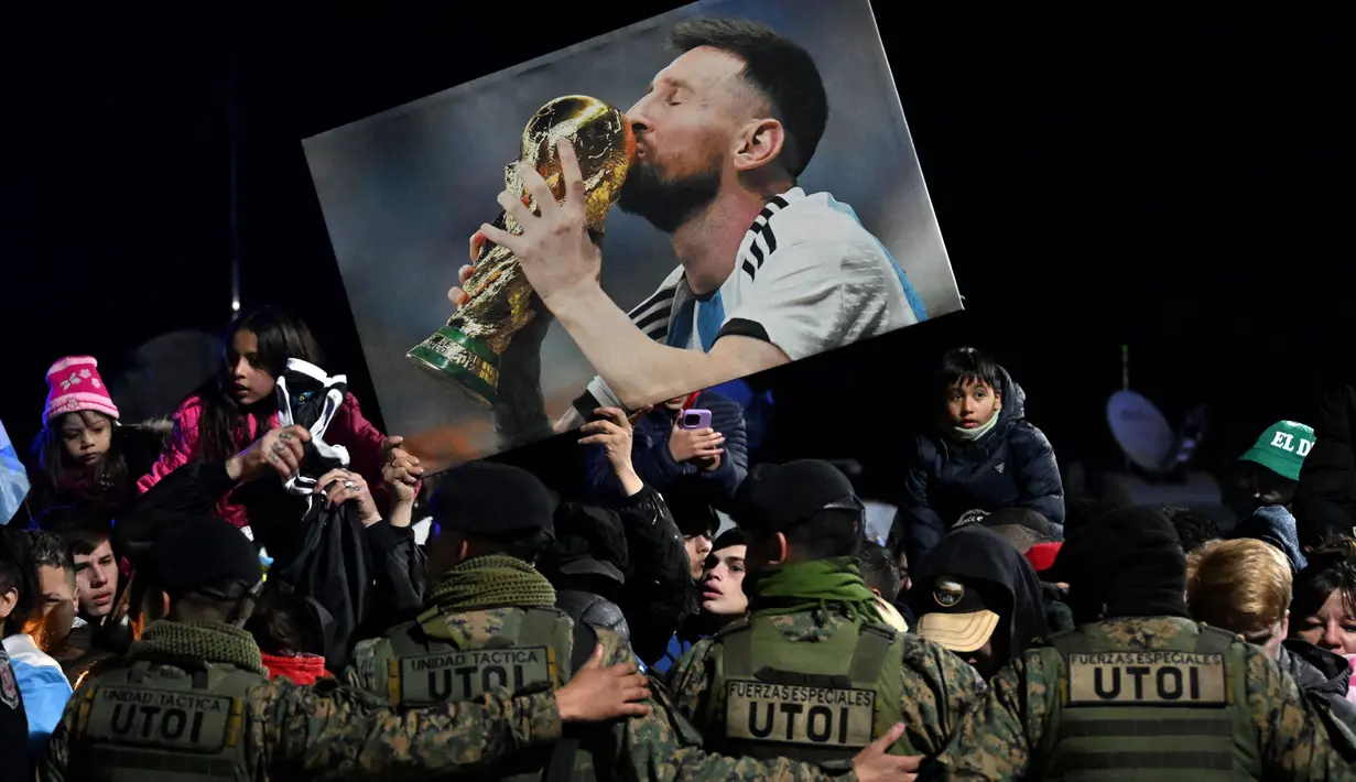Gelar ini juga menjadi trofi elit ketiga bagi timnas Argentina dalam lima tahun terakhir. Sebelumnya, tim Tango sudah menjuarai Copa America 2021 dan Piala Dunia 2022. (Luis ROBAYO/AFP)