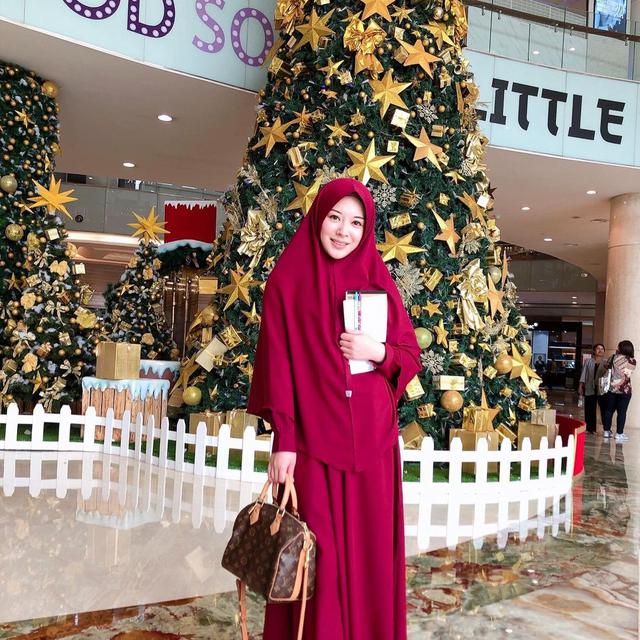6 Potret Gaya Hijab Ayana Moon, Mulai dari Syari hingga Jilbab Sporty