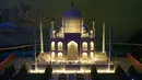 Miniatur Taj Mahal di Agra, India dipamerkan saat acara Gulliver’s Gate di Times Square, New York City, Senin (10/4). Gulliver’s Gate menjadi semacam gerbang untuk menjelajah dunia dalam tempo singkat. (AFP PHOTO / TIMOTHY A)