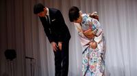 Ai Fukuhara dan suaminya Chiang Hung-chieh memberi salam kepada wartawan saat jumpa pers di Tokyo, Jepang, (21/9). Ai Fukuhara dan Chiang Hung-chieh bertemu saat berlaga di Olimpiade Rio 2016. (REUTERS/Toru Hanai)