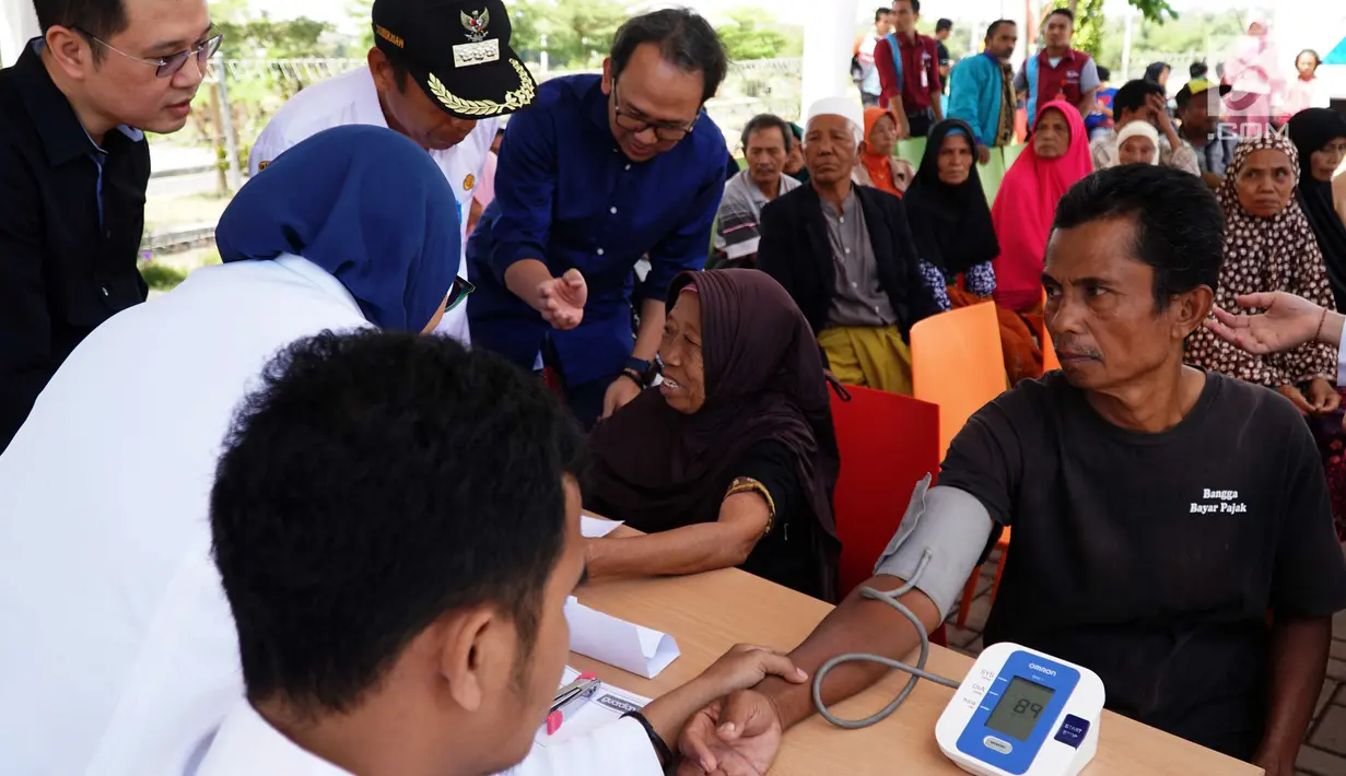 Direktur PT Hero Supermarket Tbk Hadrianus Wahyu Trikusomo berbincang dengan warga korban gempa ketika pemeriksaan kesehatan di Mataram, NTB, Rabu (15/8). PT Hero Supermarket Tbk memberikan bantuan dan dukungan. (Liputan6.com/HO/Eko)