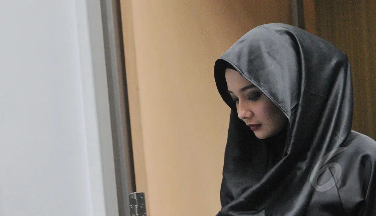 Artis sekaligus desainer Zaskia Sungkar saat menghadiri press conference pemilihan Puteri Muslimah Indonesia 2015 di SCTV Tower, Jakarta, Senin (11/5/2015). (Liputan6.com/Herman Zakharia)