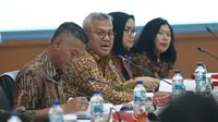Ketua KPU Arief Budiman (kedua kiri) didampingi Komisioner KPU Wahyu Setiawan dan Evi Novida memimpin rapat Uji Publik Rancangan Peraturan KPU di Jakarta, Rabu (2/10/2019). Rapat membahas pencalonan, pembentukan dan tata kerja PPK, PPS dan KPPS dalam Pilkada 2020. (Liputan6.com/Angga Yuniar)
