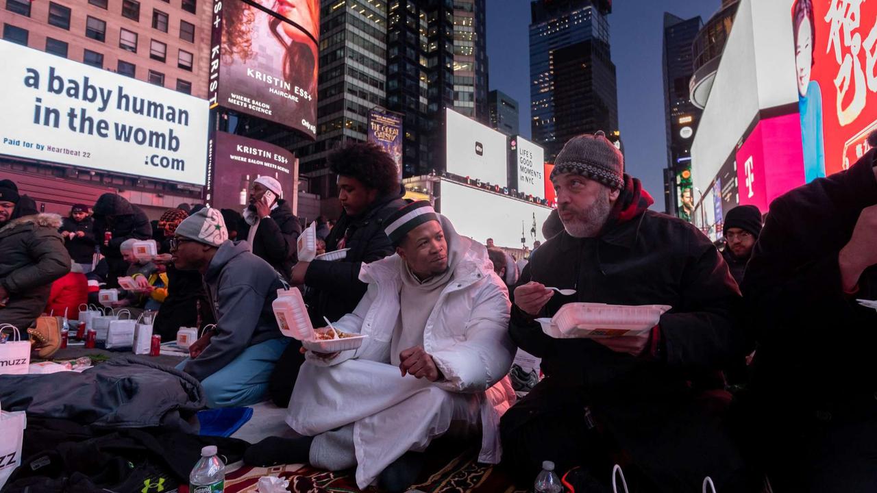 Umat Islam salat tarawih di jalanan New York