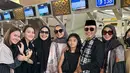 Di bandara, Umi Kalsum dan calon besannya terlihat modis dengan busana muslim syar'i [@mom_ayting92_]