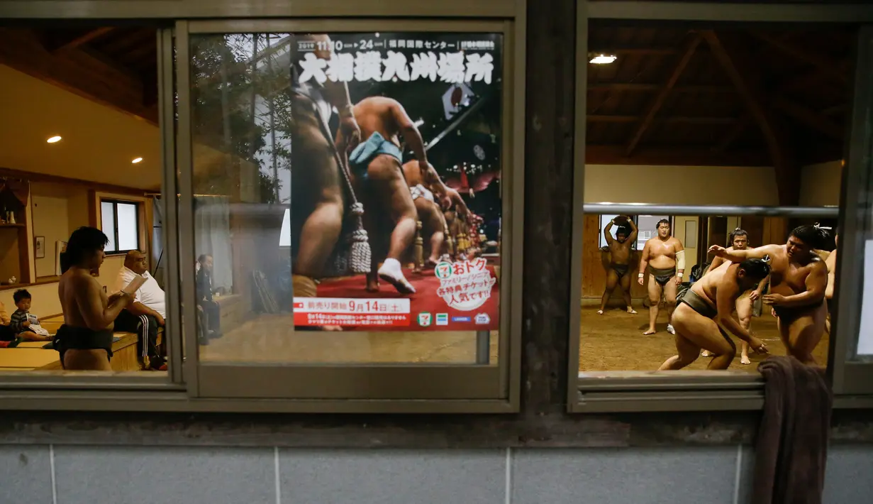 Para pegulat sumo berlatih dengan diawasi pelatih mereka di Musashigawa Sumo Stable di Beppu, Jepang, Jumat (18/10/2019). Sumo adalah olahraga tradisional Jepang. (AP Photo/Aaron Favila)