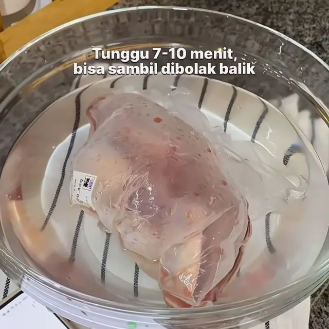 Hanya Butuh 7 Menit, Begini Trik Cairkan Daging Beku Tetap Higienis Tanpa Perlu Dipanaskan