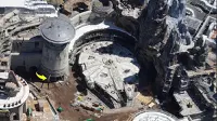 Penempakan Millenium Falcon ditengah wahana Star Wars Disney (Sumber: boredpanda)