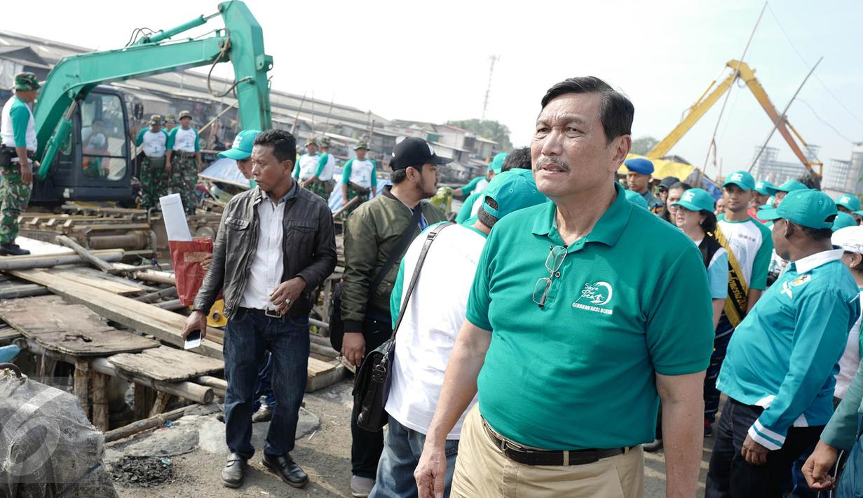 Menteri Koordinator Bidang Kemaritiman Luhut Binsar Panjaitan melakukan pengecekan sampah di kawasan pesisir Cilincing, Jakarta Utara, Sabtu (6/4). (Liputan6.com/Immanuel Antonius)
