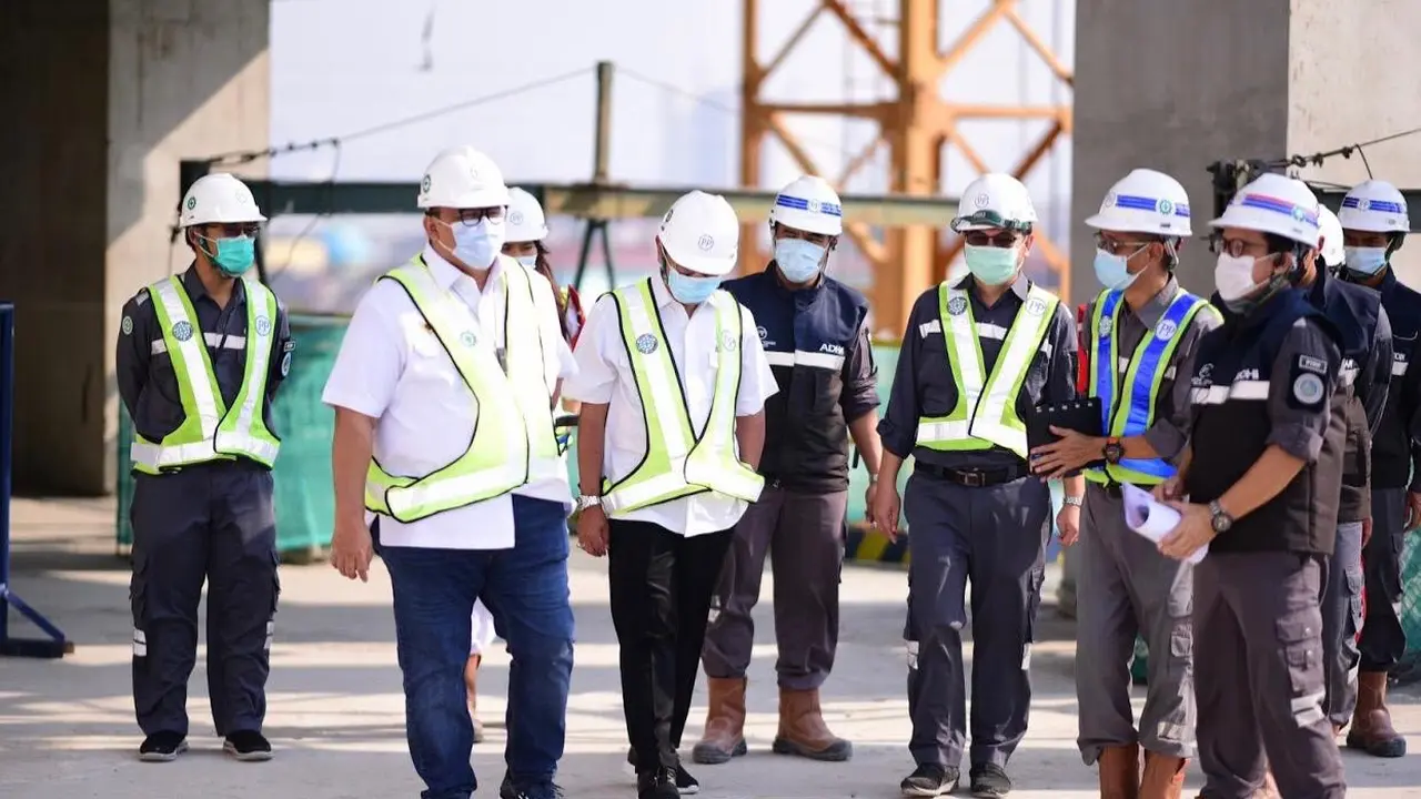 Presiden Komisaris BUMN PTPP (Persero) Tbk Andi Gani Nena Wea melakukan peninjauan proyek gedung perkantoran Maritime Tower