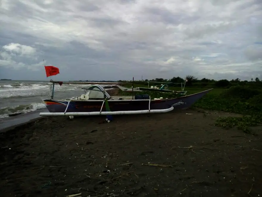 Perahu kecil berbahan kayu berbentuk sederhana ini dikenal dengan sebutan Jollorok oleh masyarakat pesisir Kabupaten Takalar, Sulsel. (Liputan6.com/Eka Hakim)