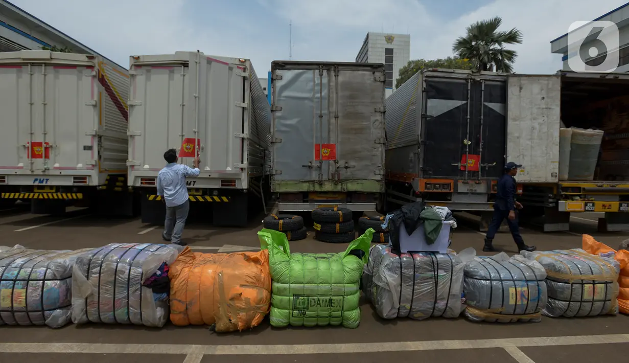 Barang bukti pakaian bekas selundupan yang disita Direktorat Jenderal Bea dan Cukai (DJBC) Kementerian Keuangan di Jakarta, Rabu (11/3/2020). Barang bukti pakaian bekas selundupan yang disita ditaksir mencapai Rp 2,6 miliar. (merdeka.com/Imam Buhori)
