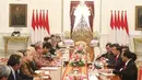 Presiden Joko Widodo (kanan) saat menerima delegasi Japan-Indonesia Association (Japinda) di Istana Merdeka, Jakarta, Rabu (20/11/2019). Presiden Japinda Fukuda Yasuo membawa sejumlah pengusaha kelas kakap asal negeri Sakura untuk bertemu Joko Widodo. (Liputan6.com/Angga Yuniar)