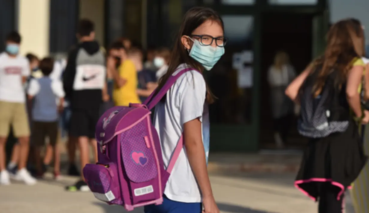 Seorang anak perempuan terlihat di sekolah pada hari pertama tahun ajaran baru di Sibenik, Kroasia, 7 September 2020. Pembelajaran sekolah di Kroasia ditangguhkan sejak pertengahan Maret akibat wabah COVID-19. (Xinhua/Pixsell/Hrvoje Jelavic)