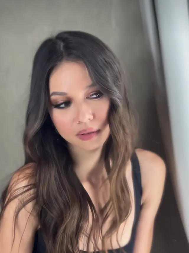 Yuki Kato foto dengan makeup bold di bagian mata