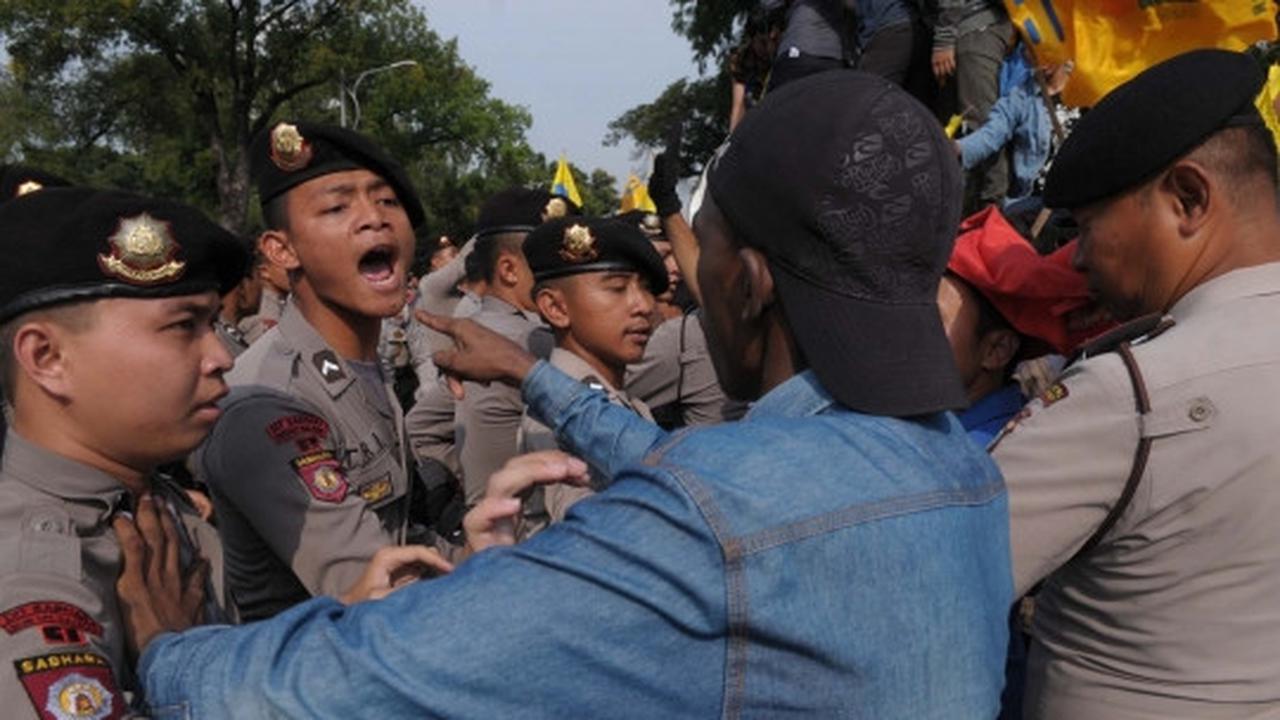 Demo setahun kinerja Jokowi-JK di Istana berujung bentrok
