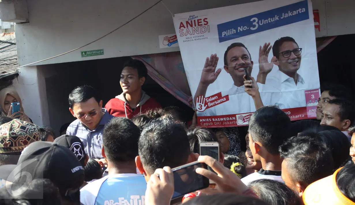 Cagub DKI Jakarta Basuki T Purnama (Ahok) menyapa warga saat kampanye blusukan di kawasan Koja, Jakarta, Jumat (24/3). Ahok mengunjungi warga lansia yang sedang sakit dan menawarkan untuk menunaikan ibadah haji. (Liputan6.com/Gempur M Surya)