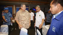 Ketum Partai Demokrat Susilo Bambang Yudhoyono (SBY) saat menerima anggota DPRD DKI Jakarta, Sabtu (4/2). Pertemuan membahas sejumlah persiapan yang harus dilakukan oleh seluruh elemen pengusung dan pendukung Agus-Sylvi. (Liputan6.com/Immanuel Antonius)