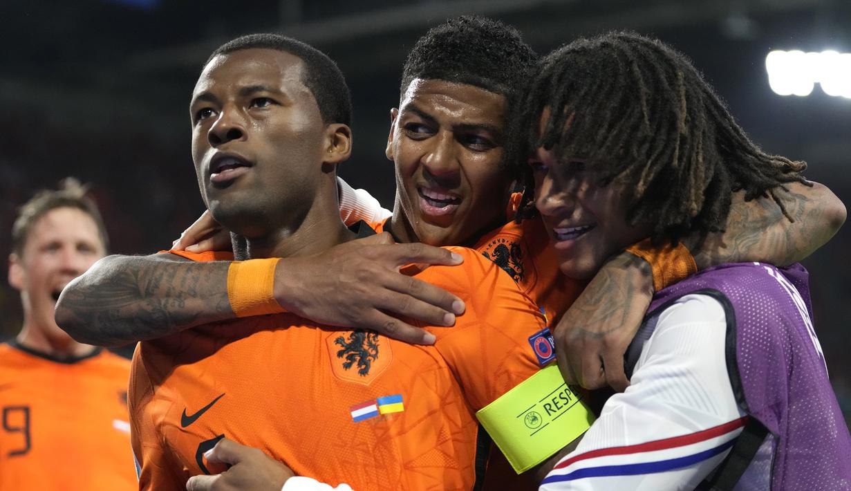 Goerginio Wijnaldum. Gelandang Timnas Belanda berusia 30 tahun ini dipercaya menjadi kapten saat mengalahkan Ukraina 3-2, 14 Juni 2021. Pada 2012 ia tak masuk skuat Belanda di Euro 2016, sedangkan pada Euro 2016 Tim Oranye tidak lolos ke putaran final. (Foto: AP/Pool/Peter Dejong)
