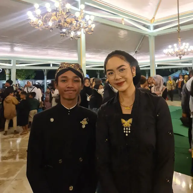 Viral di Tiktok, Gaya Ayu Kekinian Rania Maheswari Yamin di Kirab Pusaka Malam Satu Suro Jadi Sorotan