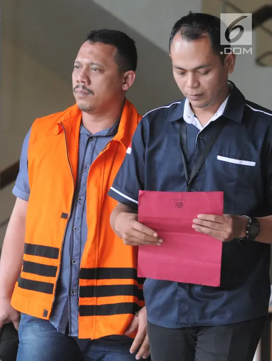 Tersangka suap fasilitas dan perizinan Lapas Sukamiskin, Andi Rahmat (kiri) usai menjalani pemeriksaan di Gedung KPK, Jakarta, Kamis (30/8). Andi merupakan orang kepercayaan narapidana kasus suap Bakamla Fahmi Darmawansyah. (Merdeka.com/Dwi Narwoko)