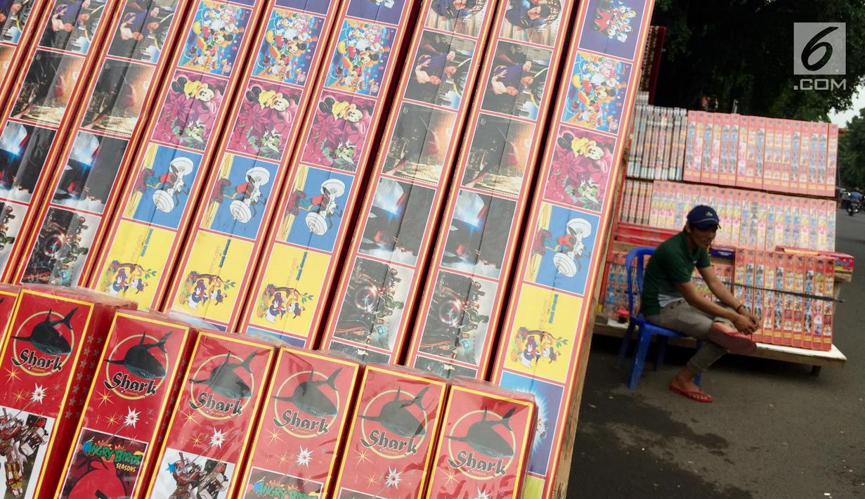Pedagang menjual kembang api di sepanjang kawasan Pasar Gembrong, Jakarta, Kamis (28/12). Menjelang perayaan malam pergantian tahun, penjual kembang api mulai meramaikan sejumlah sudut Ibukota. (Liputan6.com/Immanuel Antonius)
