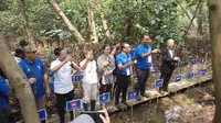 Kegiatan menanam mangrove yang dilakukan LOC FIBA World Cup 2023 bersama Mikha Tambayong dan perwakilan negara peserta di Kawasan Ekowisata Mangrove PIK, Jakarta Utara, Selasa (22/8/2023). (Bola.com/Hery Kurniawan)