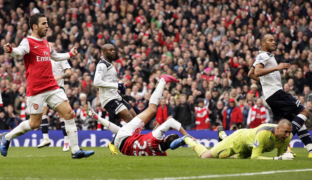 Pemain Arsenal, Marouane Chamakh mencetak gol ke gawang Tottenham pada laga Liga Premier di Stadion Emirates, Inggris, Sabtu (20/11/2010). (EPA/Jonathan Brady)