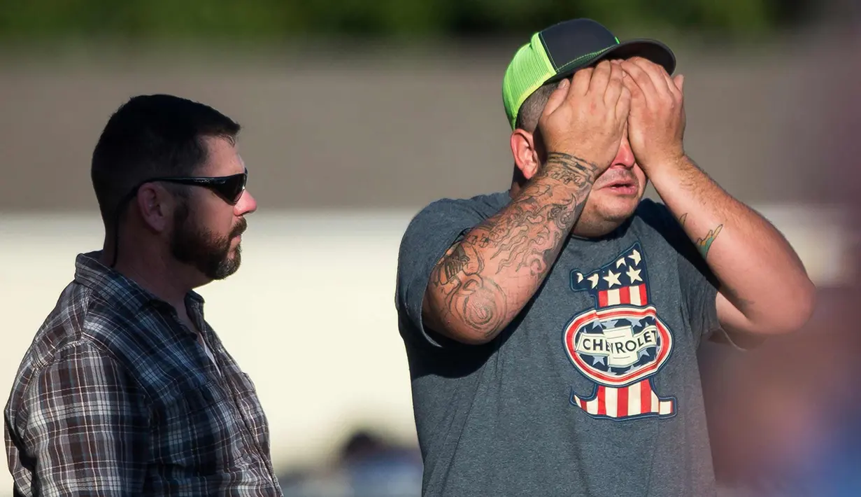 Seorang pria menghapus air mata setelah penembakan massal di Gereja First Baptist, Texas, (5/11). pelaku penembakan massal di Gereja Texas itu diketahu bernama Devin P Kelley. (Nick Wagner/Austin American-Statesman via AP)