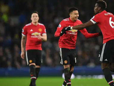 Pemain Manchester United, Jesse Lingard (tengah) merayakan gol bersama rekannya saat melawan Everton pada lanjutan Premier League di Goodison Park, Liverpool, (1/1/2018). MU menang 2-0. (AFP/Paul Ellis)