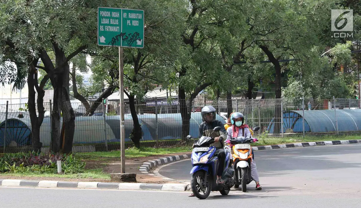 Pengendara sepeda motor melawan arus untuk memutar balik di kawasan Cilandak, Jakarta, Kamis (31/1). Selain melanggar hukum, perilaku buruk pemotor berpotensi membahayakan keselamatan diri sendiri serta pengendara lain. (Liputan6.com/Immanuel Antonius)
