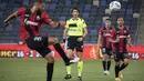 Wasit Sapir Berman mengamati para pemain Liga Premier Israel antara Hapoel Haifa vs Beitar Jerusalem di kota Haifa, Senin (3/5/2021). Wasit sepak bola transgender pertama Israel turun ke lapangan untuk pertama kalinya sejak tampil di depan umum sebagai seorang wanita.  (AP Photo/Sebastian Scheiner)