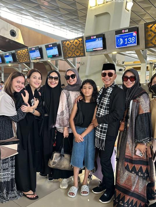 Di unggahan lain gaya rambut Bilqis anak Ayu sukses mencuri perhatian. Calon anak sambung Lettu Fardhana ini kerap mengganti gaya rambut. Semuanya berkat saran dari Ayu Ting Ting agar penampilan Bilqis makin menawan. (Liputan6.com/IG/@mom_ayting92_)