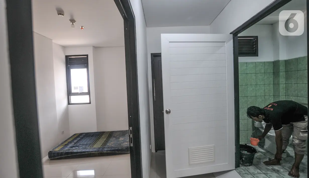 Pekerja saat membersihkan di salah satu unit Kampung Susun Akuarium, Jakarta, Selasa (17/8/2021). Kampung Susun Akuarium diharapkan dapat menjadi contoh penataan kampung di Ibu Kota berkonsep Community Action Plan (CAP) yang jauh dari kesan kumuh atau tak bersih.  (merdeka.com/Iqbal S. Nugroho)
