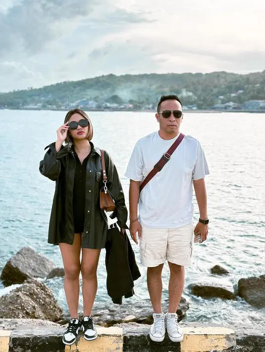 Leather jacket juga bisa diajak berfoto di pantai sebagai pengganti robe. Marion Jola menyetelnya dengan sneakers model tinggi. [Foto: @lalamarionmj]