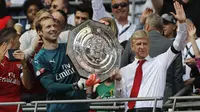 Pelatih Arsenal, Arsene Wenger (kanan), rayakan gelar Community Shield bersama kiper Petr Cech. (AP Photo/Frank Augstein)
